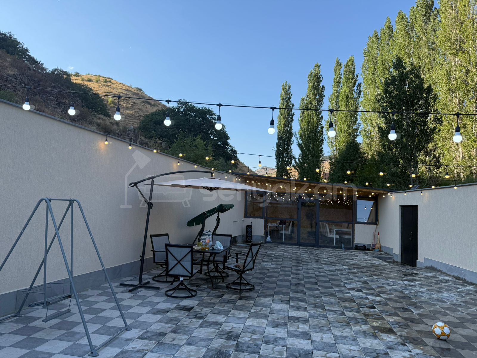 2 Սենյականոց Ամառանոց, 200քմ, Լողավազանով