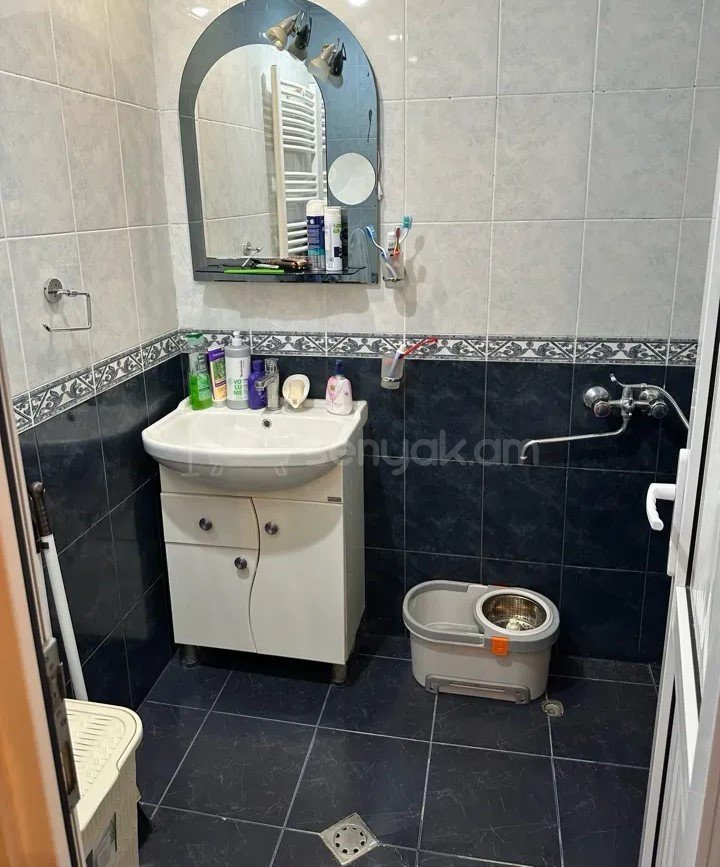 3 Սենյականոց Բնակարան Քարե Շենքում, 76քմ, 3/5 հարկ, Կապիտալ Վերանորոգված