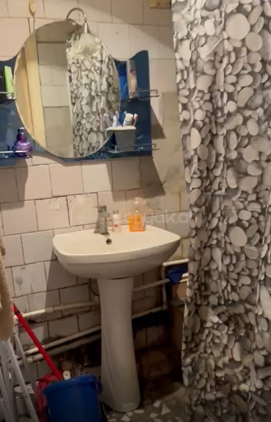 3 Սենյականոց Բնակարան Քարե Շենքում, 75քմ, 1/5 հարկ, Նորմալ Վիճակում