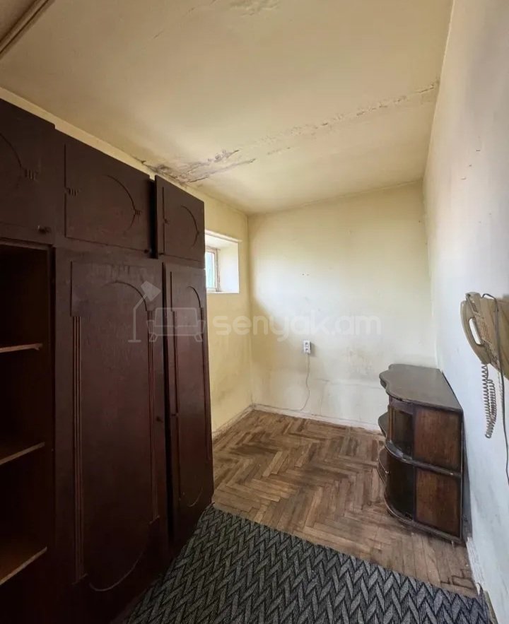 2 Սենյականոց Բնակարան Քարե Շենքում, 52քմ, 5/5 հարկ, Պետական Վիճակում, Կահավորված