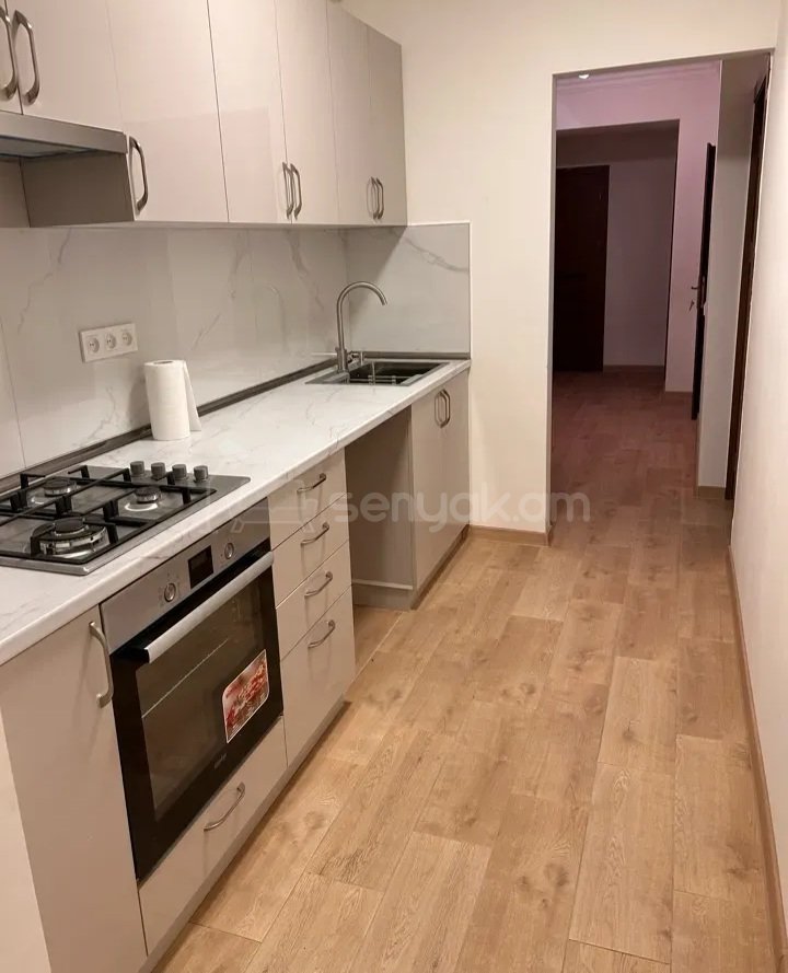 3 Սենյականոց Բնակարան Քարե Շենքում, 65քմ, 3/5 հարկ, Կապիտալ Վերանորոգված, Մասամբ Կահավորված