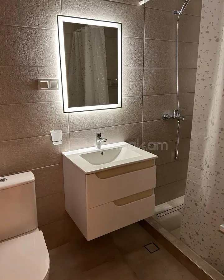 3 Սենյականոց Բնակարան Քարե Շենքում, 65քմ, 3/5 հարկ, Կապիտալ Վերանորոգված, Մասամբ Կահավորված