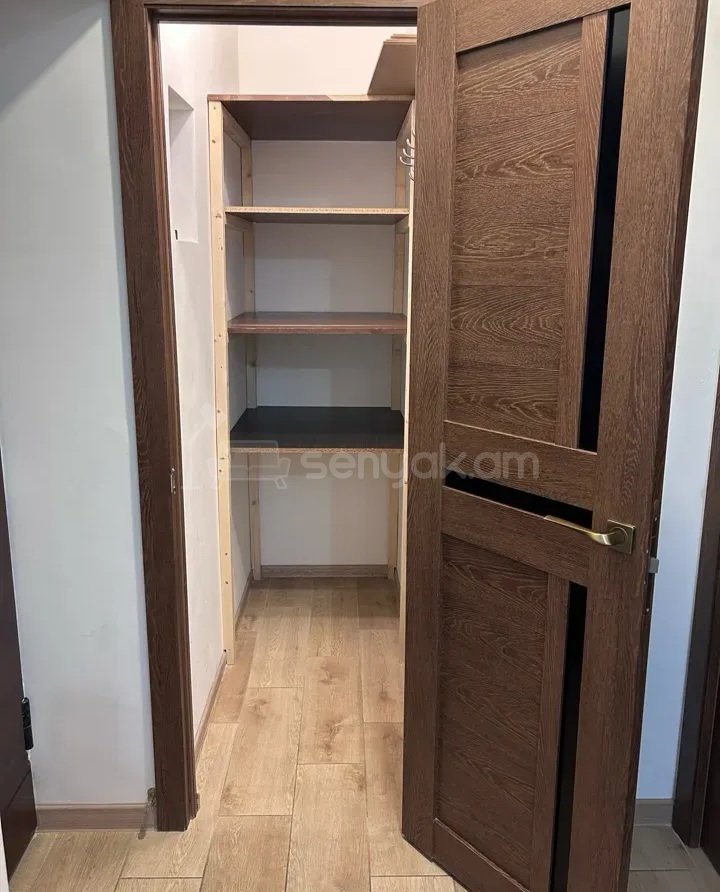 3 Սենյականոց Բնակարան Քարե Շենքում, 65քմ, 3/5 հարկ, Կապիտալ Վերանորոգված, Մասամբ Կահավորված