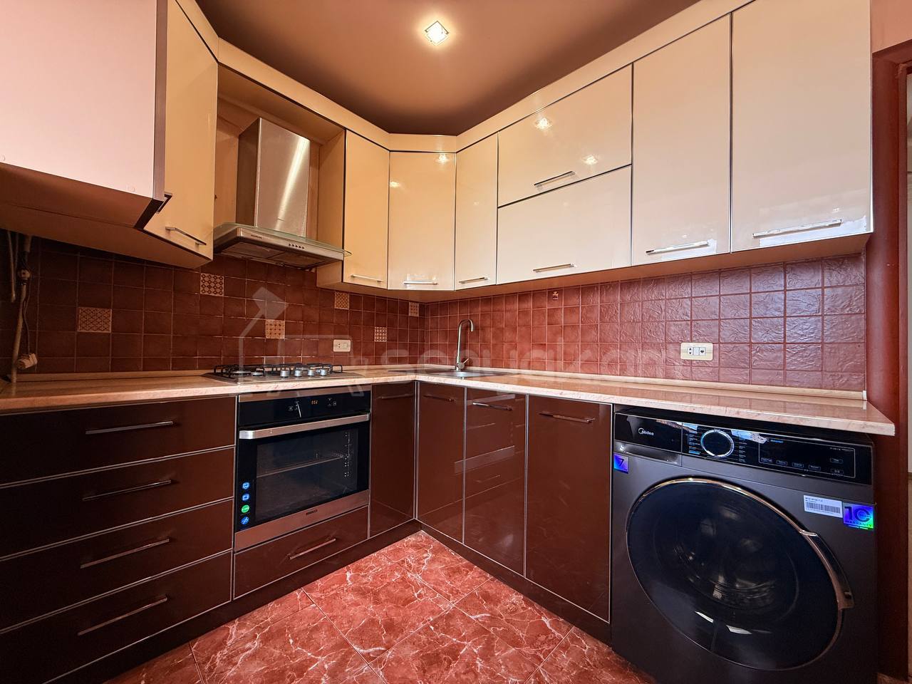 2 Սենյականոց Բնակարան Քարե Շենքում, 72քմ, 5/5 հարկ, Կապիտալ Վերանորոգված, Կահավորված