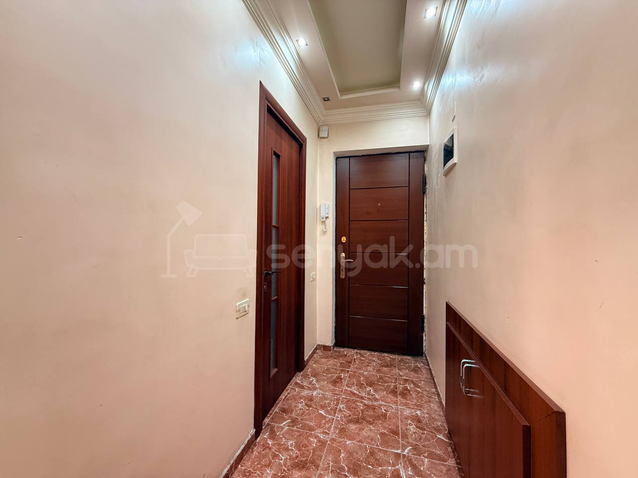 2 Սենյականոց Բնակարան Քարե Շենքում, 72քմ, 5/5 հարկ, Կապիտալ Վերանորոգված, Կահավորված