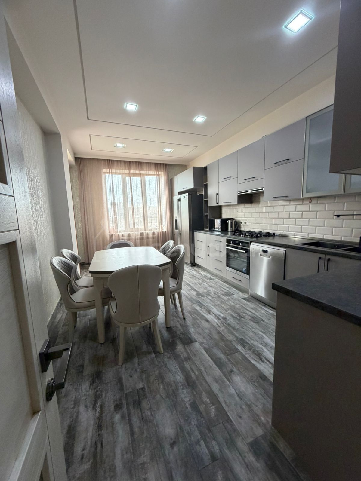 3 Սենյականոց Բնակարան Նորակառույցում, 130քմ, 8/11 հարկ, Կապիտալ Վերանորոգված