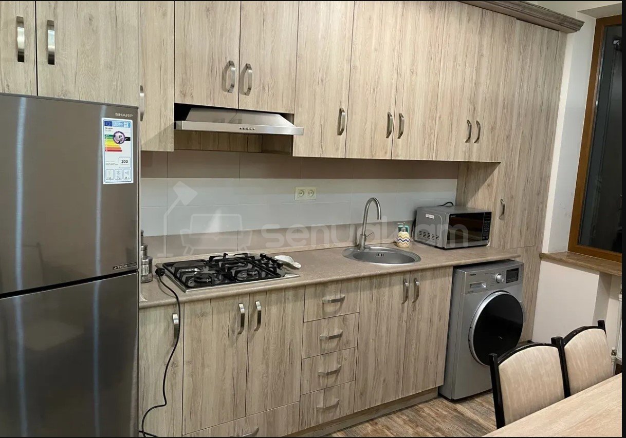 3 Սենյականոց Բնակարան Քարե Շենքում, 70քմ, 5/5 հարկ, Կապիտալ Վերանորոգված, Կահավորված