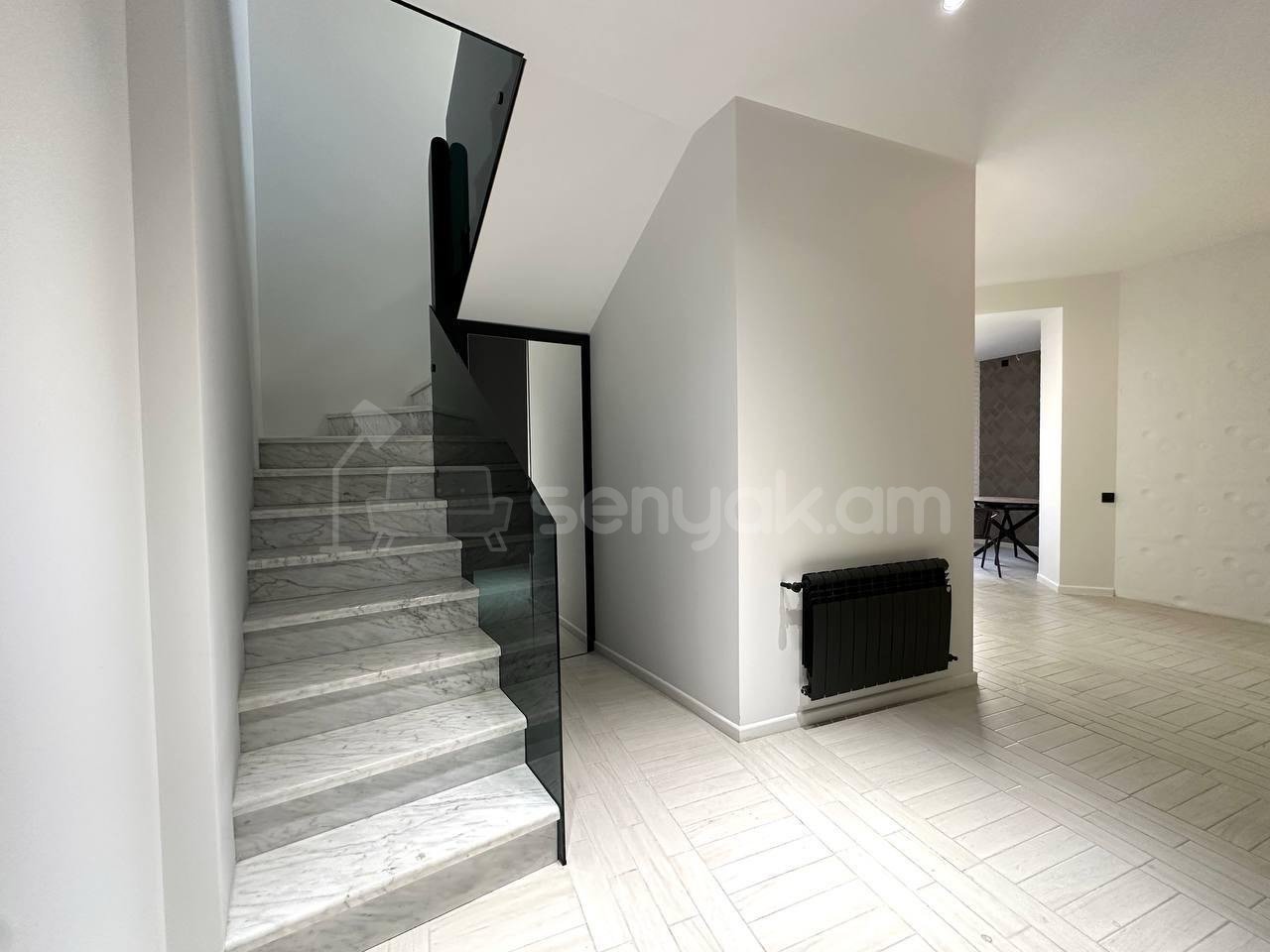 2 Սենյականոց Բնակարան Քարե Շենքում, 94քմ, 5/5 հարկ, Դիզայներական Վերանորոգված