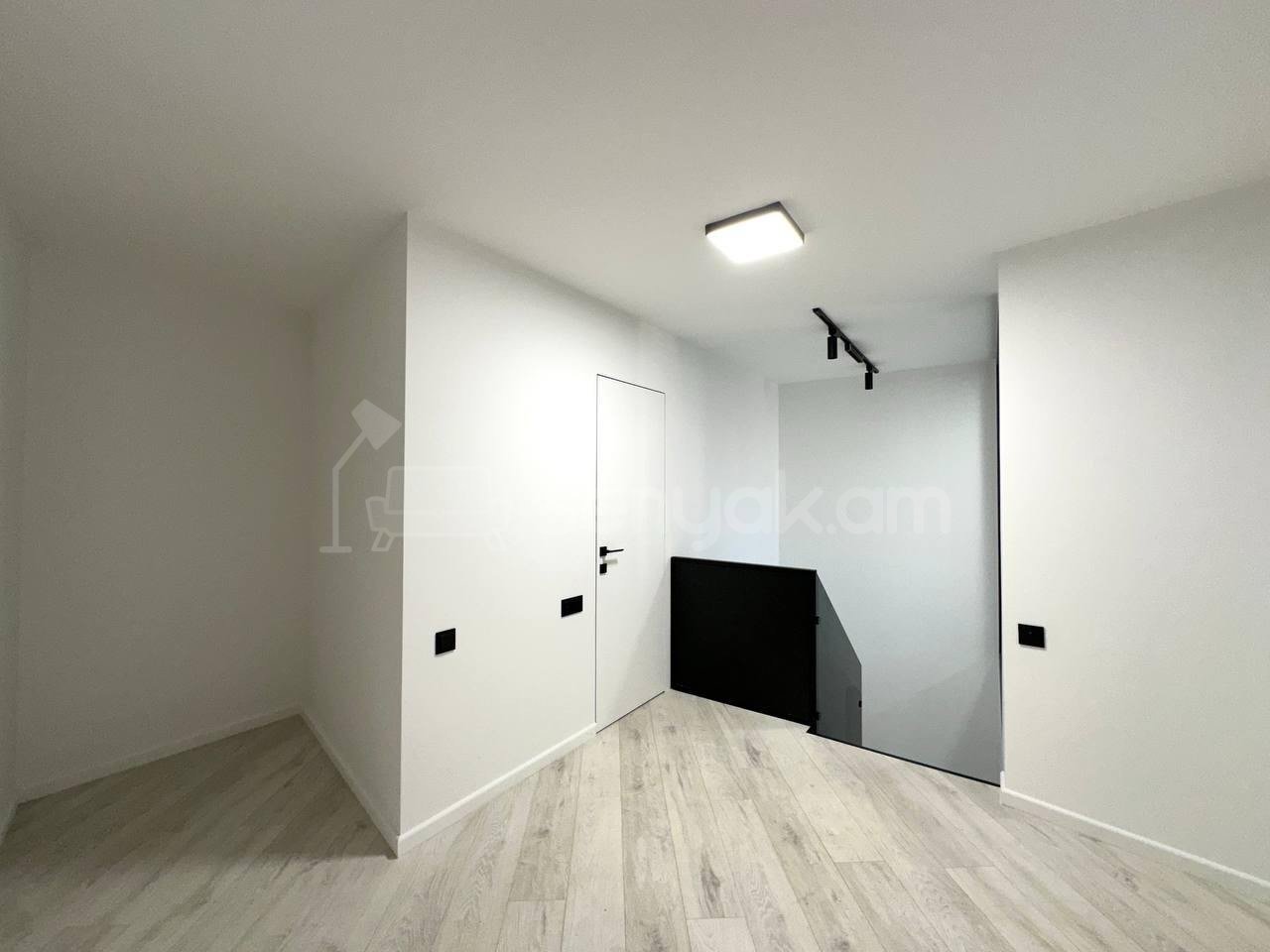 2 Սենյականոց Բնակարան Քարե Շենքում, 94քմ, 5/5 հարկ, Դիզայներական Վերանորոգված