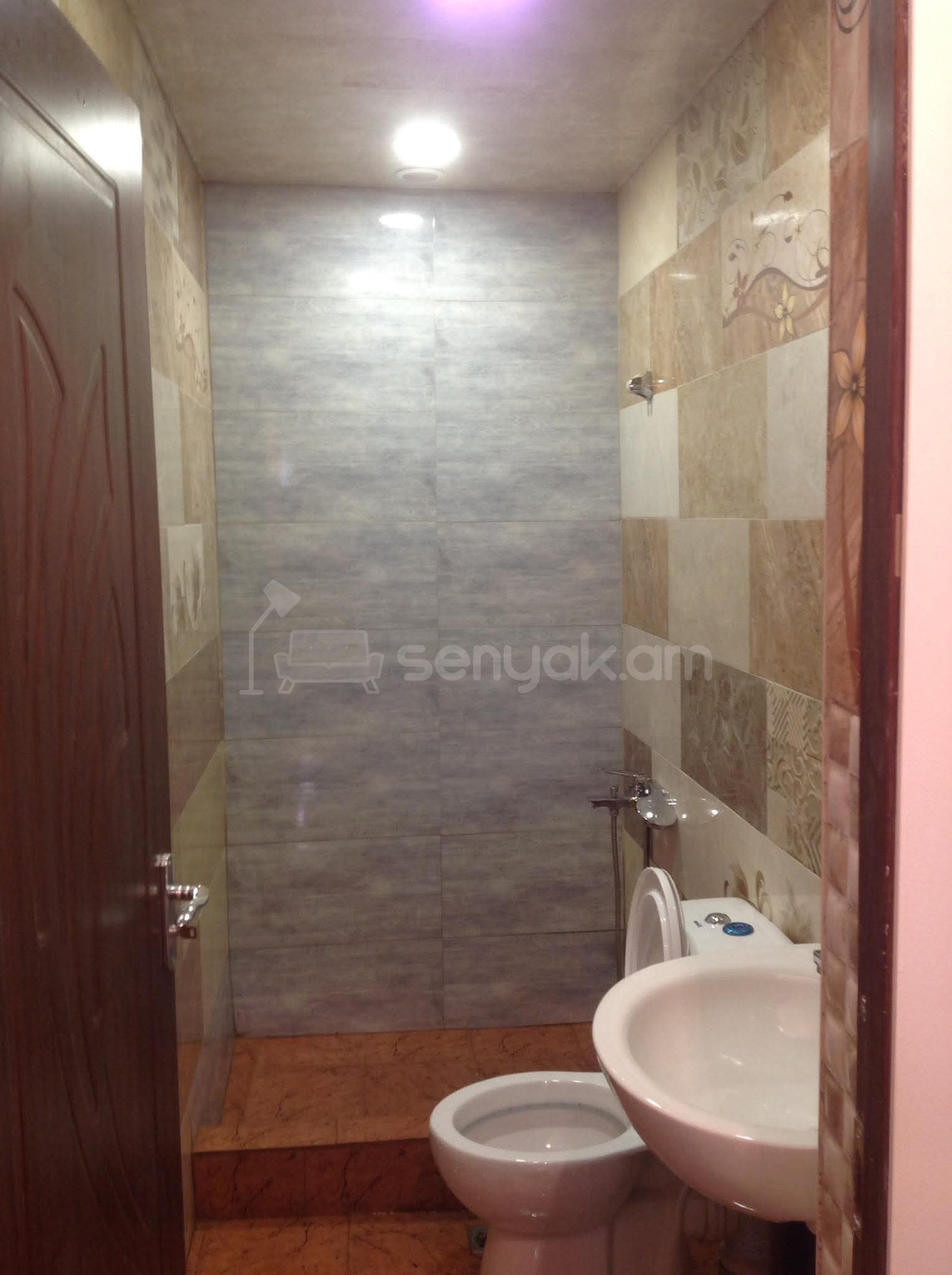 1 Սենյականոց Բնակարան Քարե Շենքում, 43քմ, 2/4 հարկ, Նորմալ Վիճակում, Կահավորված, Արևկող