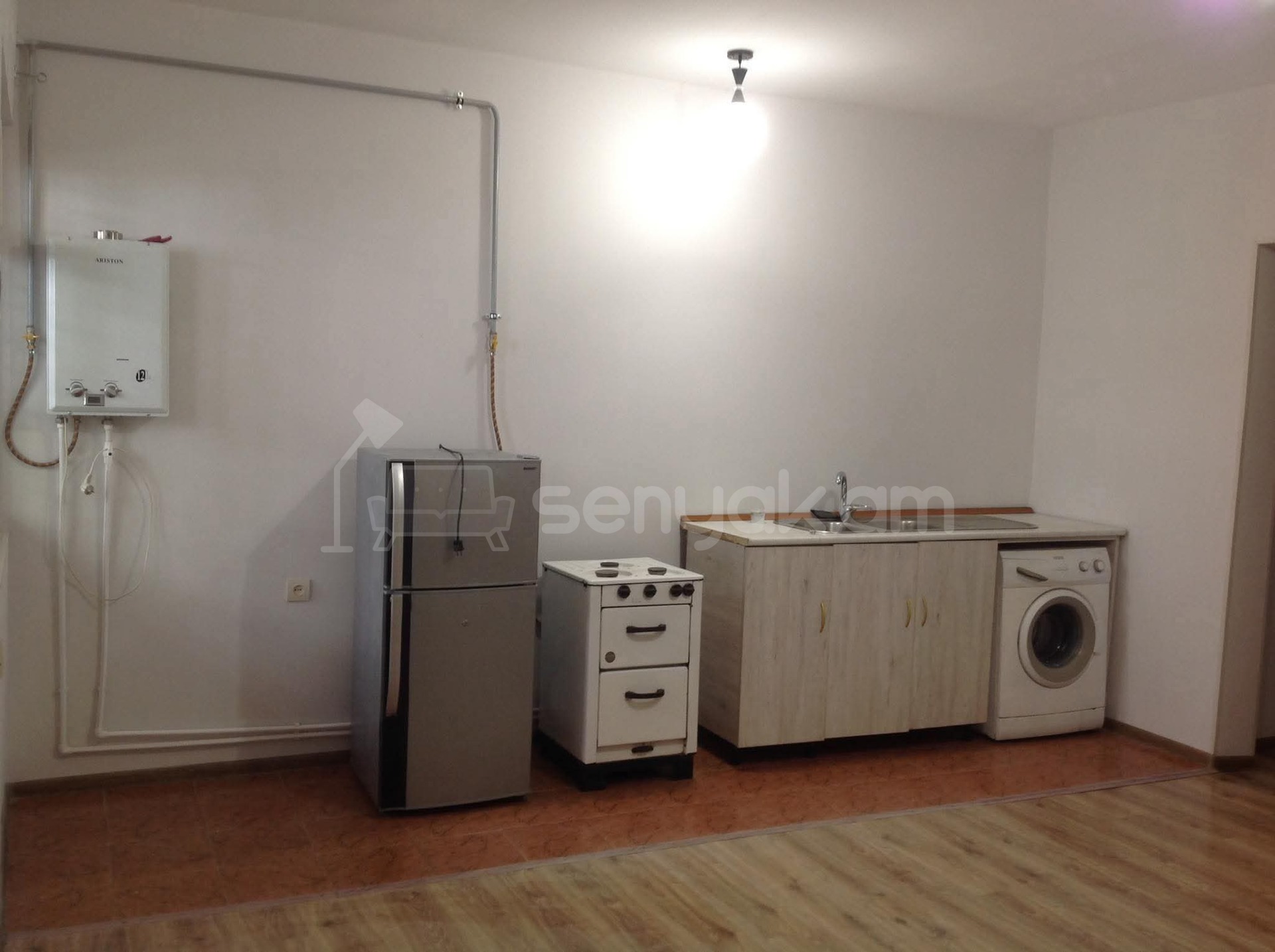 1 Սենյականոց Բնակարան Քարե Շենքում, 43քմ, 2/4 հարկ, Նորմալ Վիճակում, Կահավորված, Արևկող