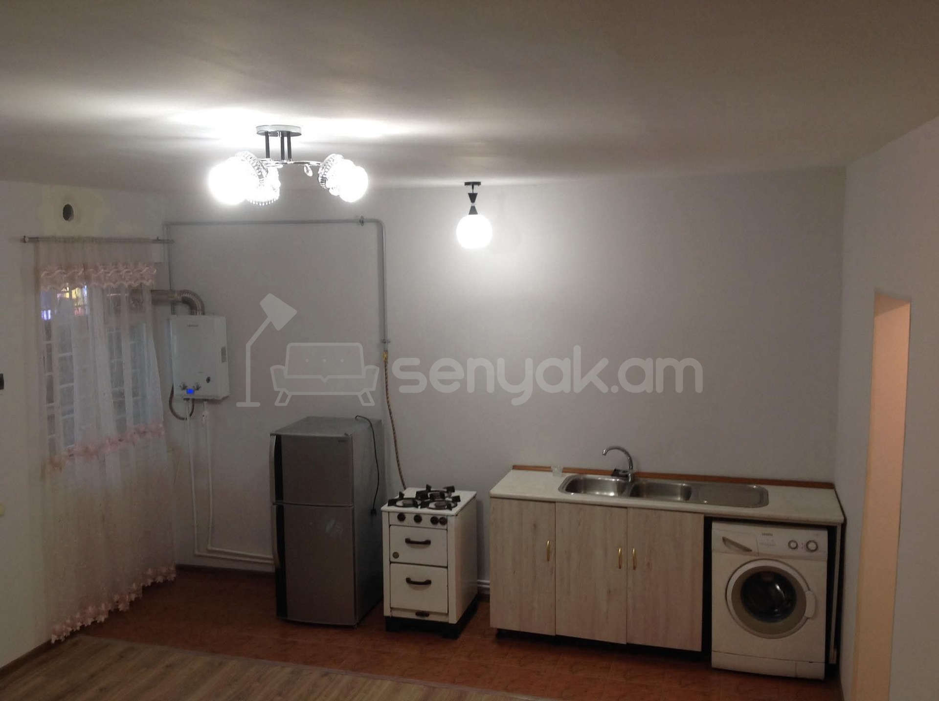 1 Սենյականոց Բնակարան Քարե Շենքում, 43քմ, 2/4 հարկ, Նորմալ Վիճակում, Կահավորված, Արևկող