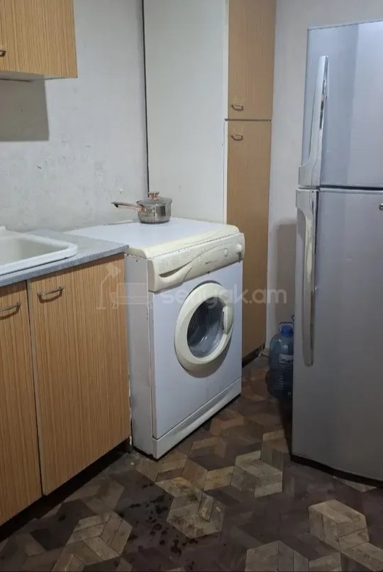 1 Սենյականոց Բնակարան Քարե Շենքում, 42քմ, 5/9 հարկ, Նորմալ Վիճակում, Կահավորված