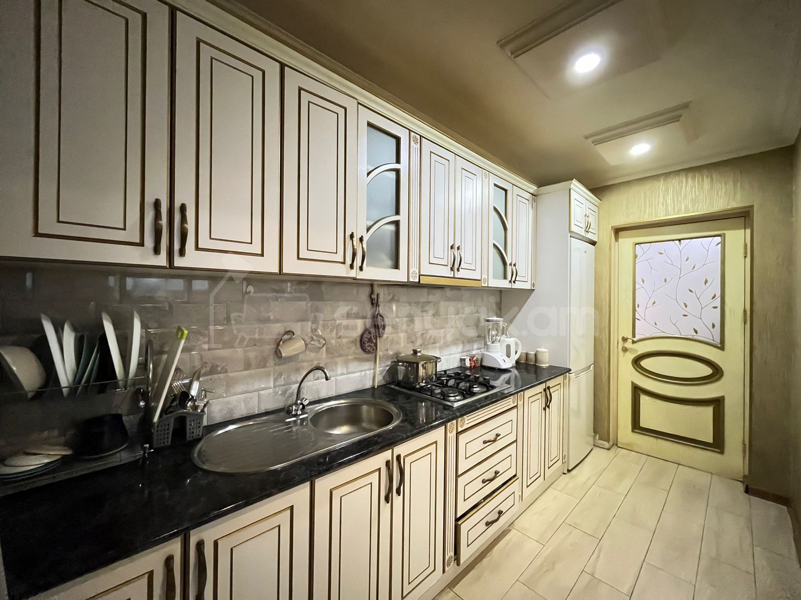 2 Սենյականոց Բնակարան Քարե Շենքում, 60քմ, 4/5 հարկ, Կապիտալ Վերանորոգված, Կահավորված, Արևկող