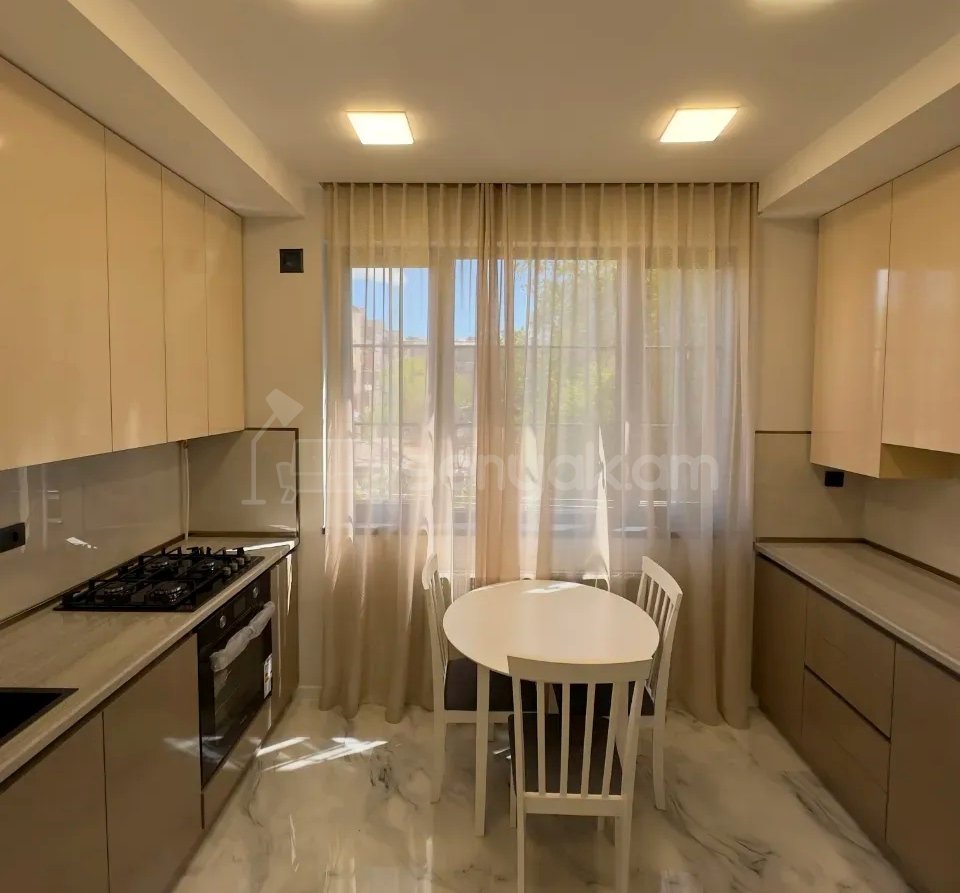 4 Սենյականոց Բնակարան Քարե Շենքում, 78քմ, 2/5 հարկ, Դիզայներական Վերանորոգված