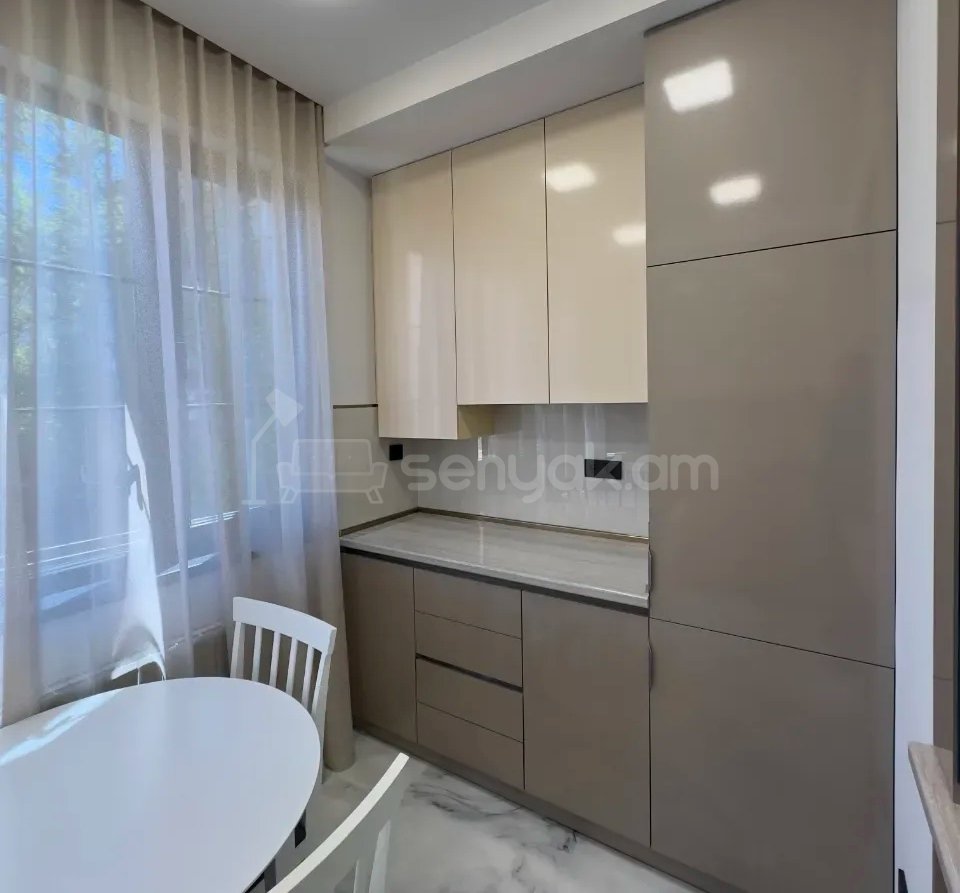 4 Սենյականոց Բնակարան Քարե Շենքում, 78քմ, 2/5 հարկ, Դիզայներական Վերանորոգված