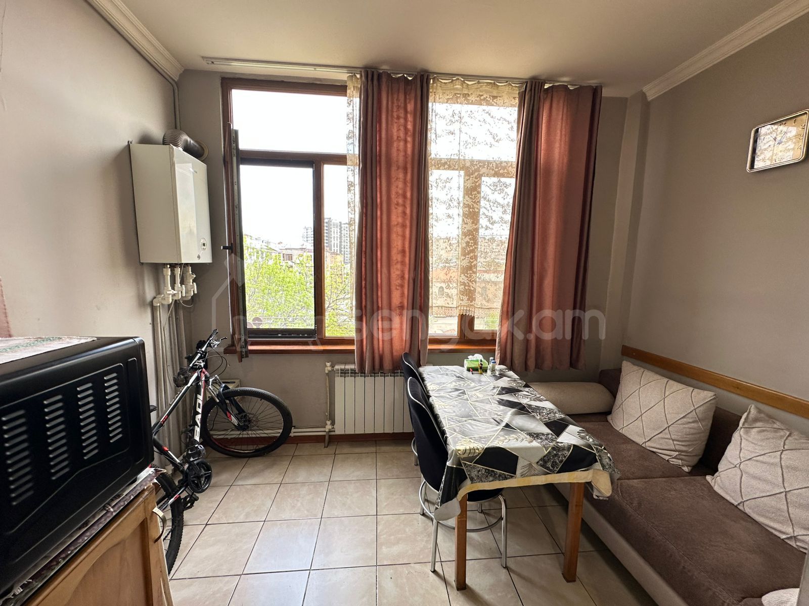 3 Սենյականոց Բնակարան Քարե Շենքում, 94քմ, 5/5 հարկ, Կապիտալ Վերանորոգված