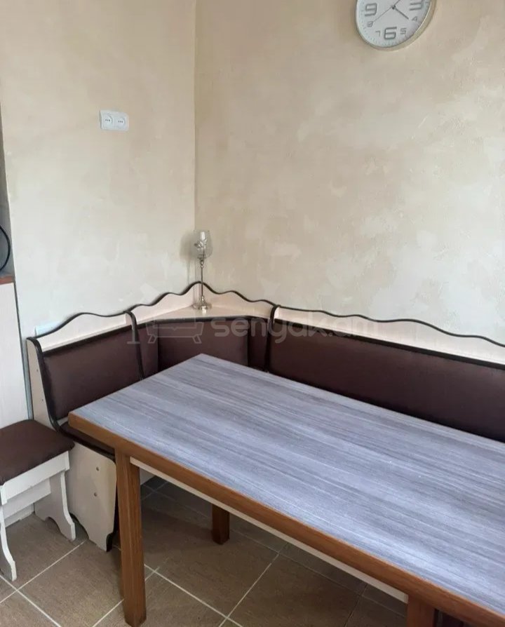 3 Սենյականոց Բնակարան Քարե Շենքում, 60քմ, 5/5 հարկ, Նորմալ Վիճակում, Կահավորված