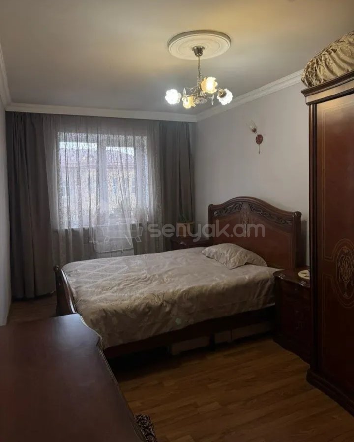 3 Սենյականոց Բնակարան Քարե Շենքում, 60քմ, 5/5 հարկ, Նորմալ Վիճակում, Կահավորված