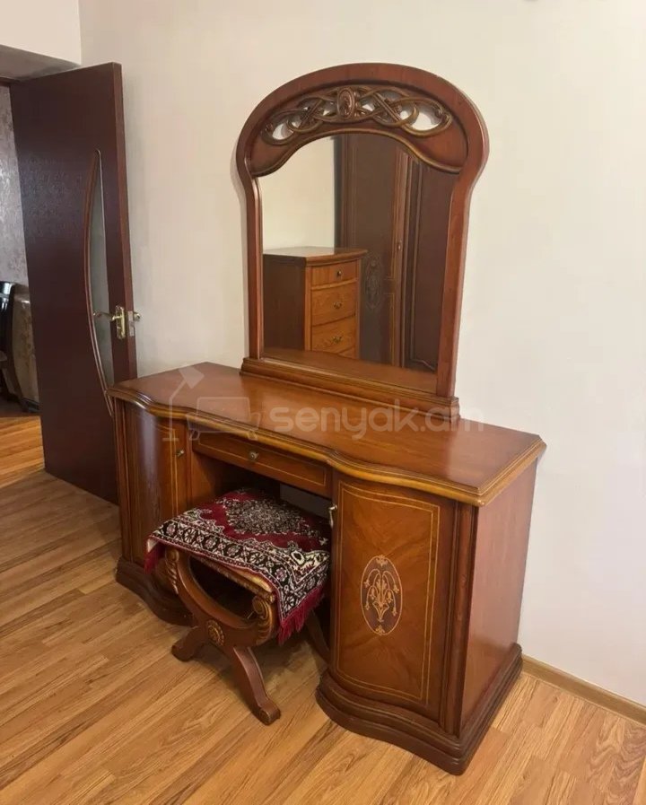 3 Սենյականոց Բնակարան Քարե Շենքում, 60քմ, 5/5 հարկ, Նորմալ Վիճակում, Կահավորված