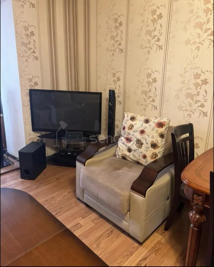 3 Սենյականոց Բնակարան Քարե Շենքում, 60քմ, 5/5 հարկ, Նորմալ Վիճակում, Կահավորված