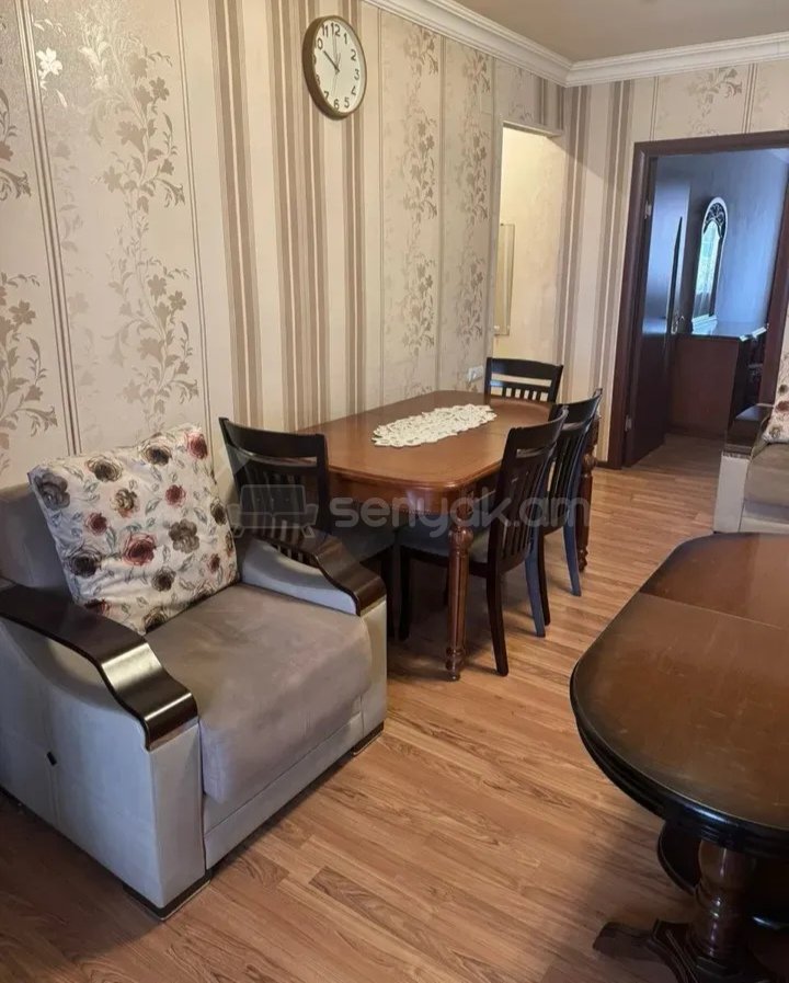 3 Սենյականոց Բնակարան Քարե Շենքում, 60քմ, 5/5 հարկ, Նորմալ Վիճակում, Կահավորված