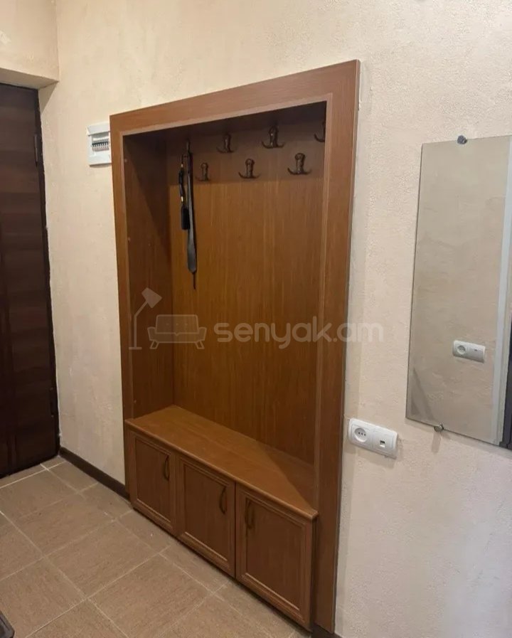 3 Սենյականոց Բնակարան Քարե Շենքում, 60քմ, 5/5 հարկ, Նորմալ Վիճակում, Կահավորված