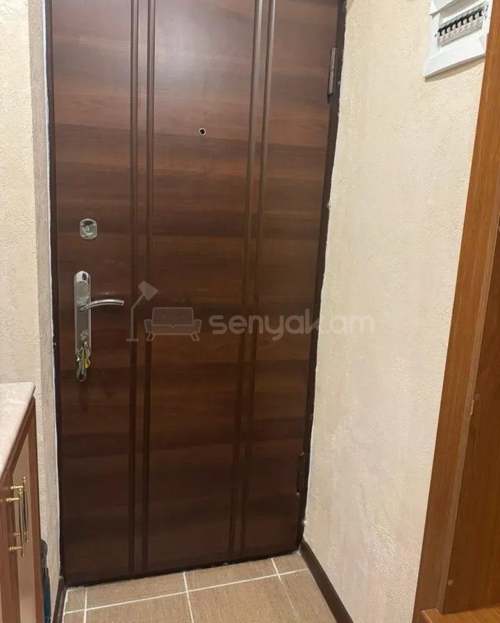 3 Սենյականոց Բնակարան Քարե Շենքում, 60քմ, 5/5 հարկ, Նորմալ Վիճակում, Կահավորված