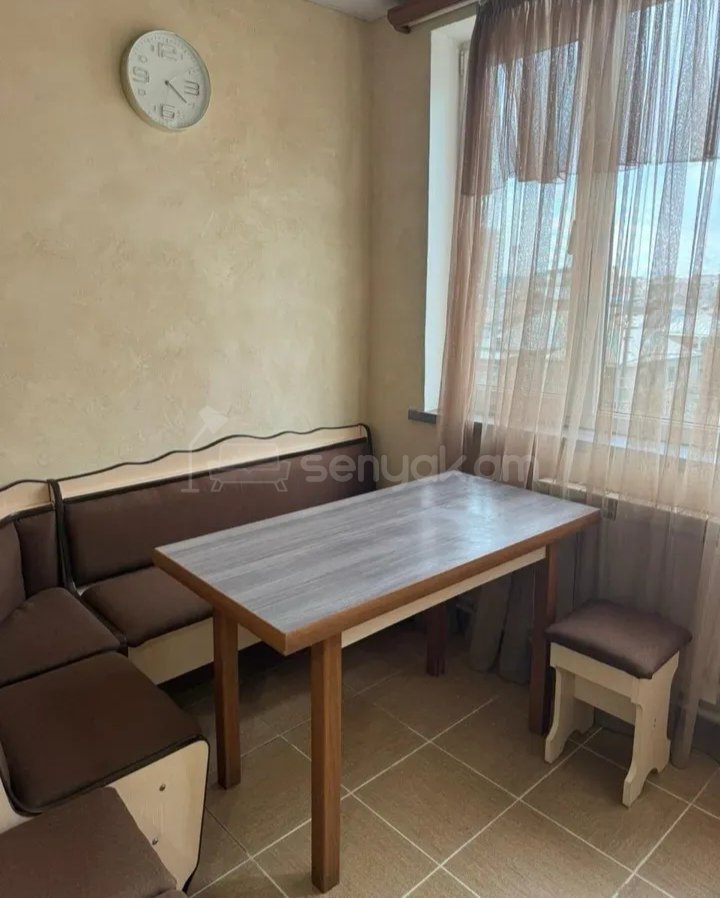 3 Սենյականոց Բնակարան Քարե Շենքում, 60քմ, 5/5 հարկ, Նորմալ Վիճակում, Կահավորված