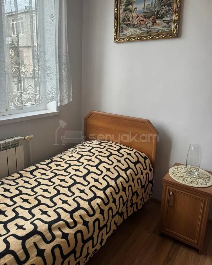 3 Սենյականոց Բնակարան Քարե Շենքում, 60քմ, 5/5 հարկ, Նորմալ Վիճակում, Կահավորված