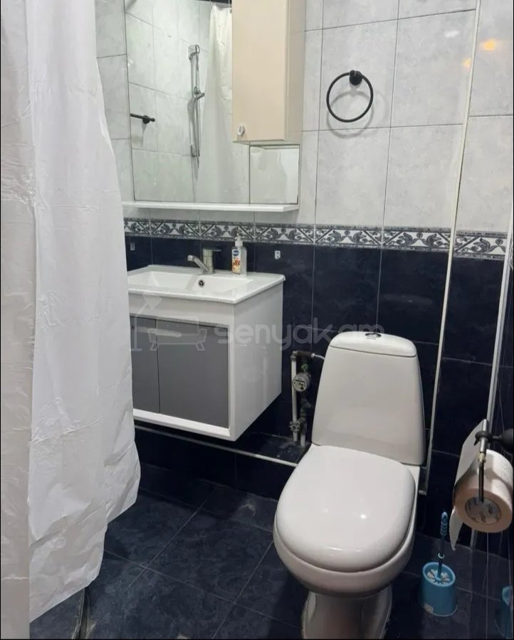 3 Սենյականոց Բնակարան Քարե Շենքում, 60քմ, 5/5 հարկ, Նորմալ Վիճակում, Կահավորված