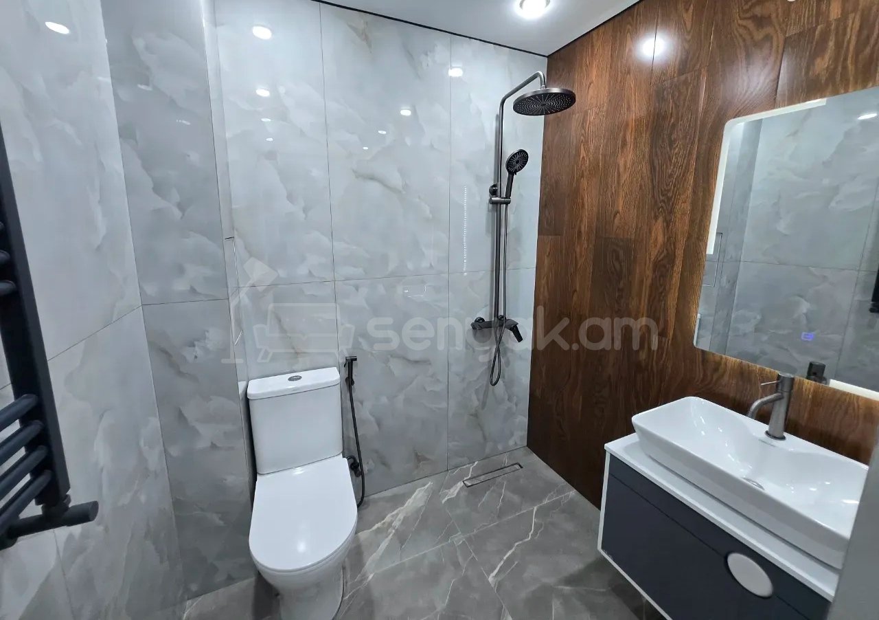 3 Սենյականոց Բնակարան Քարե Շենքում, 61քմ, 4/5 հարկ, Կապիտալ Վերանորոգված