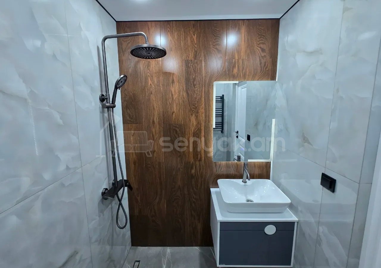 3 Սենյականոց Բնակարան Քարե Շենքում, 61քմ, 4/5 հարկ, Կապիտալ Վերանորոգված