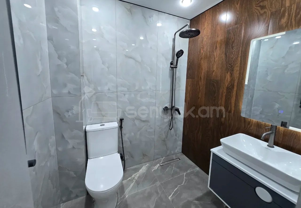 3 Սենյականոց Բնակարան Քարե Շենքում, 61քմ, 4/5 հարկ, Կապիտալ Վերանորոգված