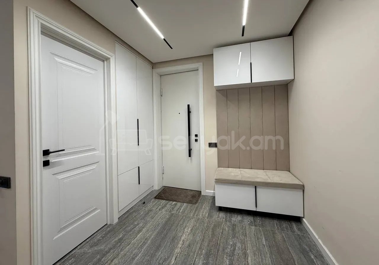 3 Սենյականոց Բնակարան Քարե Շենքում, 76քմ, 5/5 հարկ, Դիզայներական Վերանորոգված