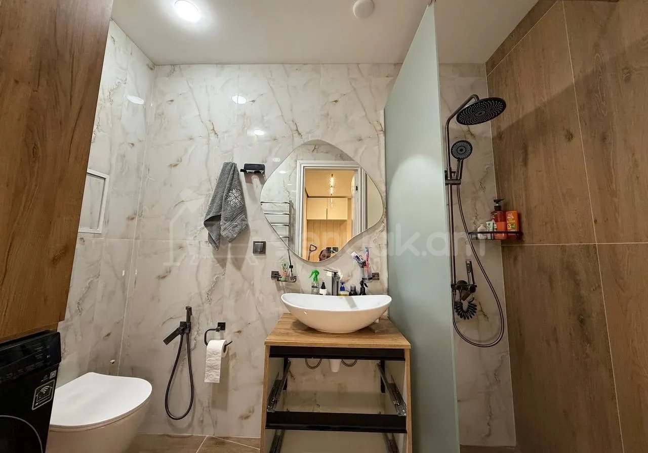 3 Սենյականոց Բնակարան Քարե Շենքում, 76քմ, 5/5 հարկ, Դիզայներական Վերանորոգված