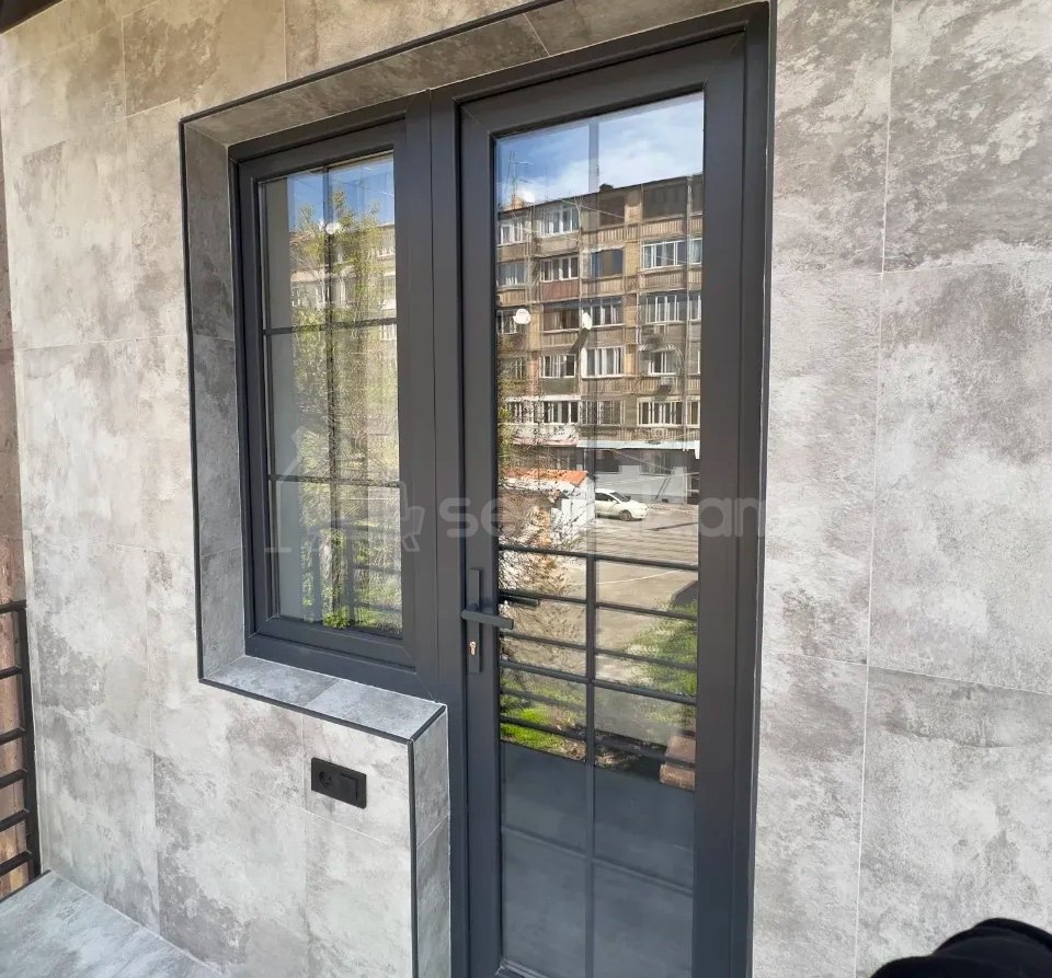 4 Սենյականոց Բնակարան Քարե Շենքում, 78քմ, 2/5 հարկ, Կապիտալ Վերանորոգված