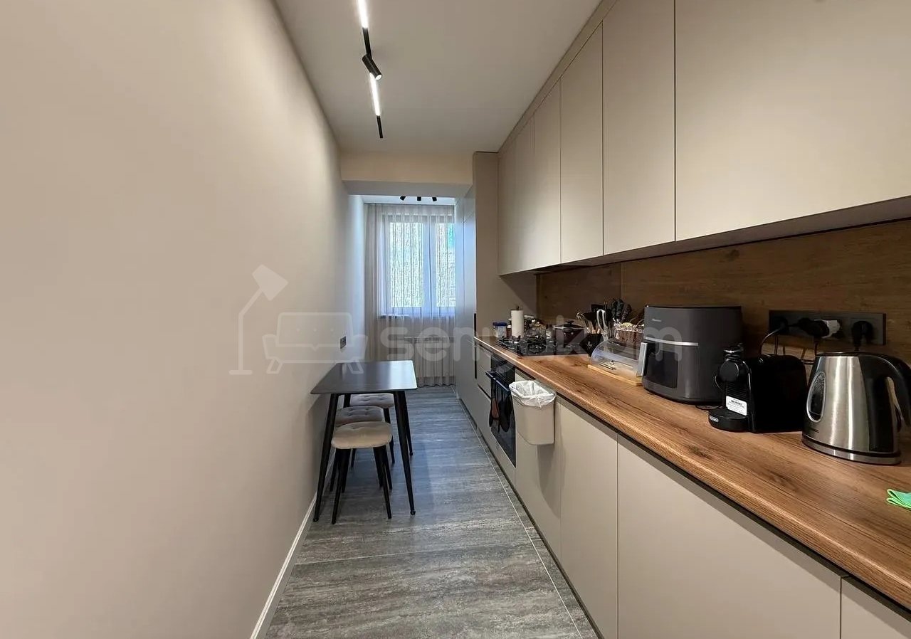 3 Սենյականոց Բնակարան Քարե Շենքում, 76քմ, 5/5 հարկ, Կապիտալ Վերանորոգված