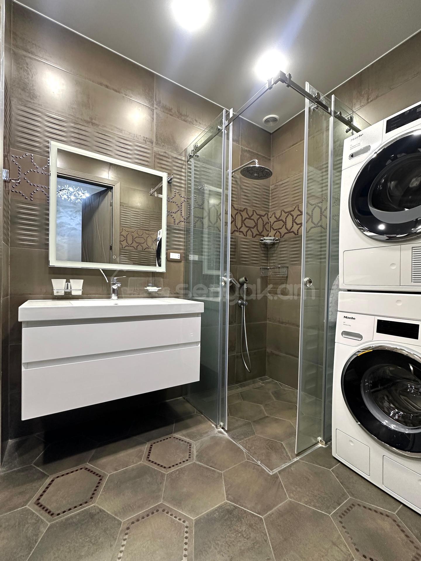 4 Սենյականոց Բնակարան Նորակառույցում, 180քմ, 5/10 հարկ, Կապիտալ Վերանորոգված, Կահավորված