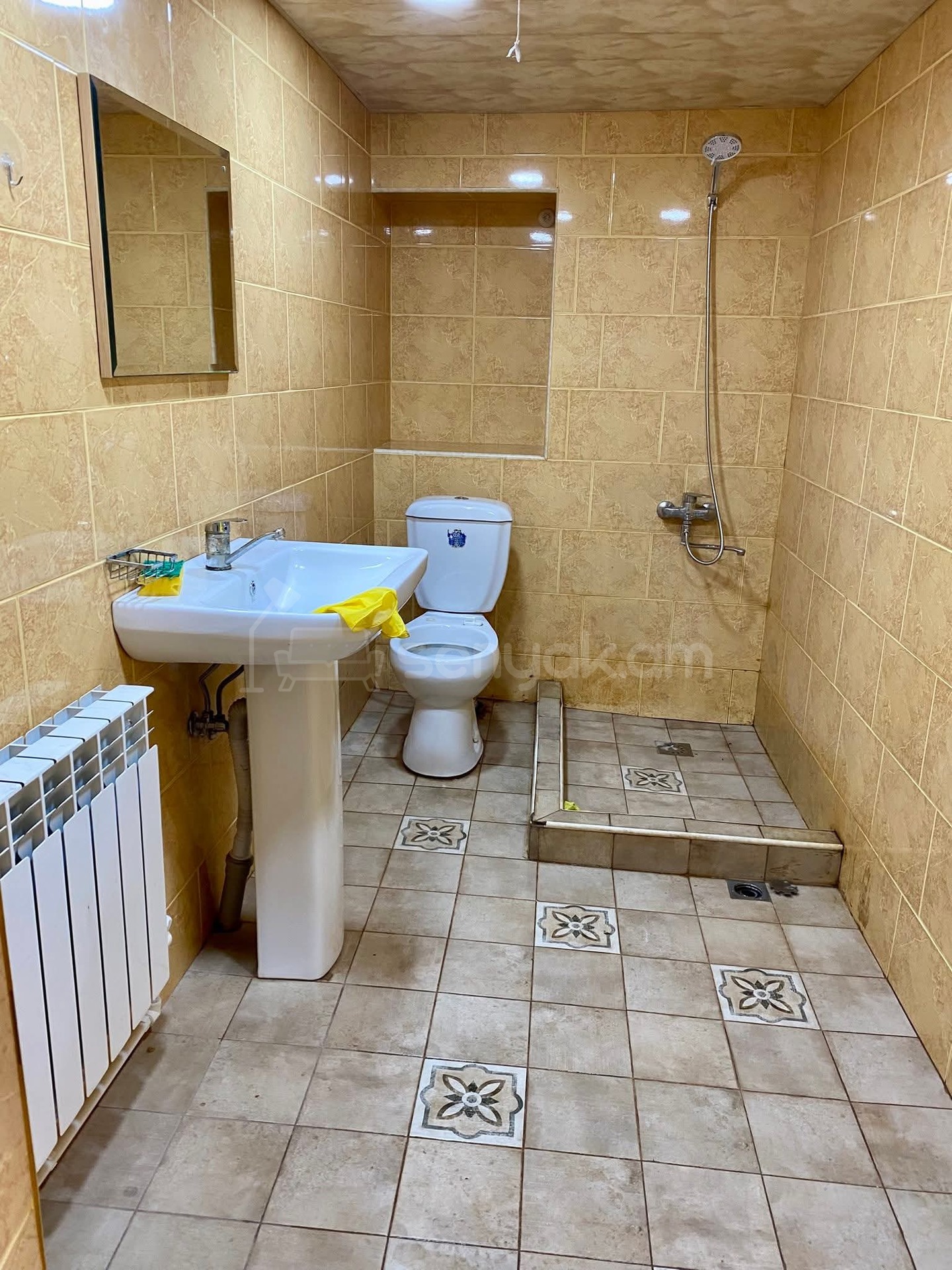 3 Սենյականոց Բնակարան Քարե Շենքում, 73քմ, 1/1 հարկ, Նորմալ Վիճակում, Կահավորված