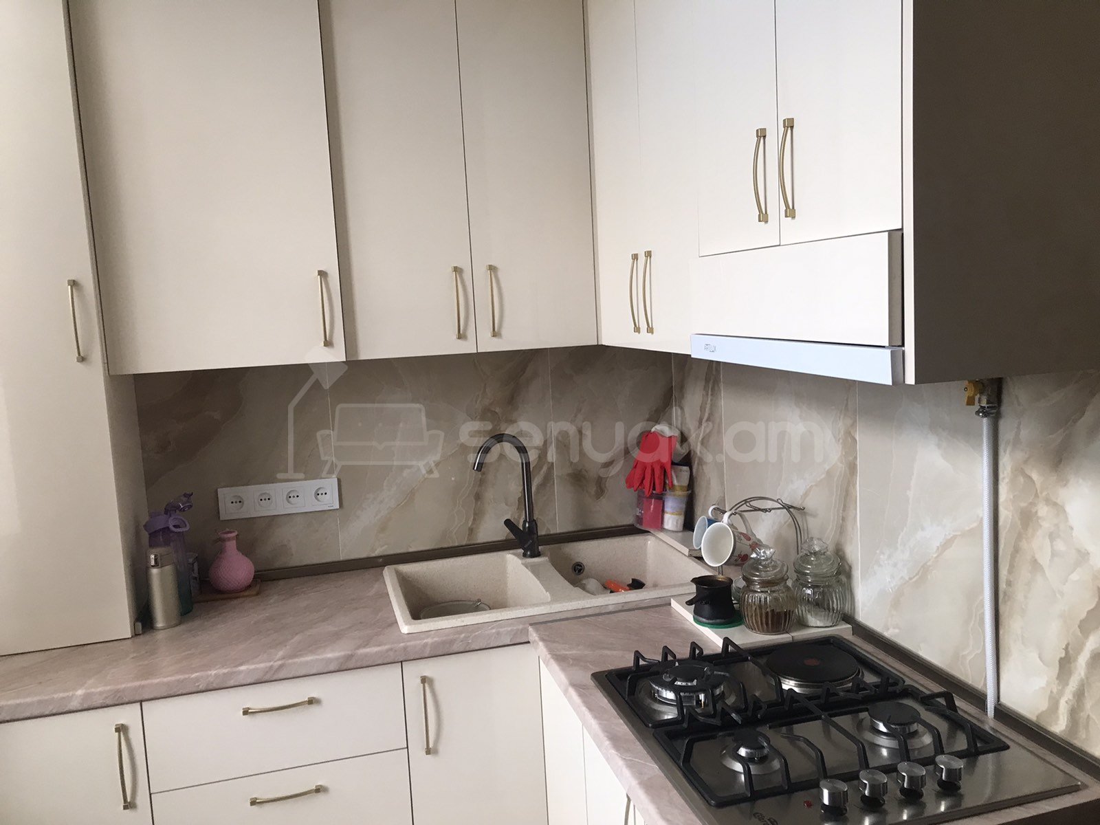 1 Սենյականոց Բնակարան Քարե Շենքում, 40քմ, 4/5 հարկ, Կոսմետիկ Վերանորոգված, Կահավորված, Արևկող