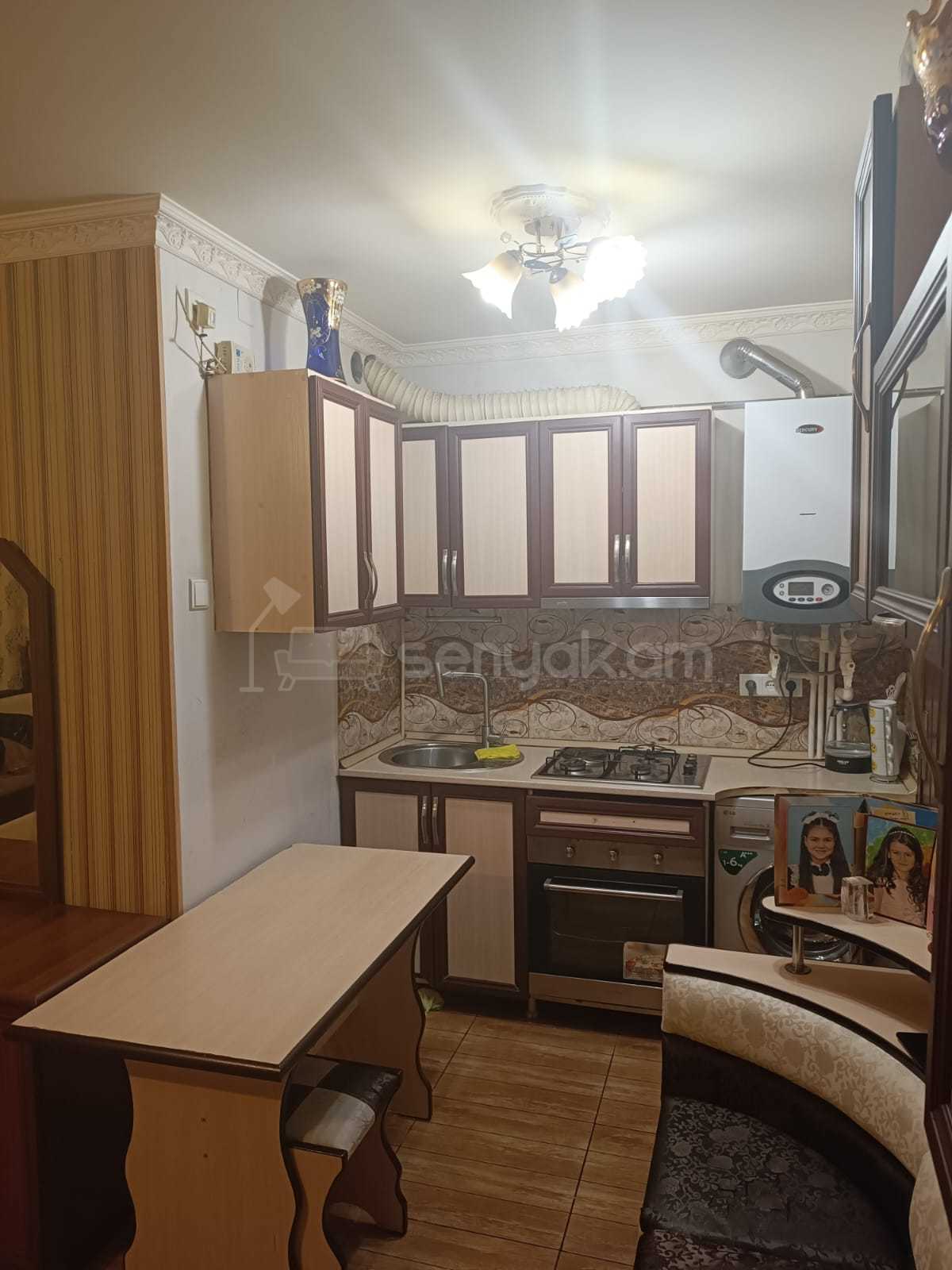 3 Սենյականոց Բնակարան Քարե Շենքում, 43քմ, 2/4 հարկ, Կապիտալ Վերանորոգված