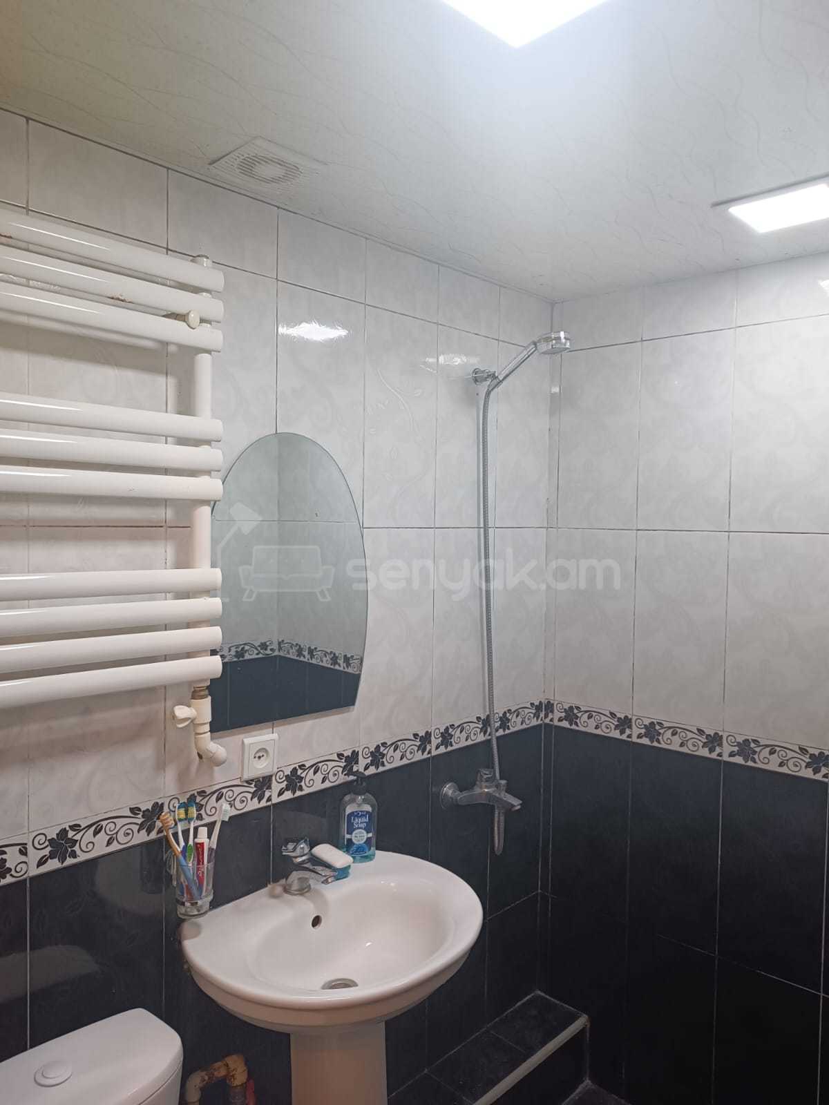 3 Սենյականոց Բնակարան Քարե Շենքում, 43քմ, 2/4 հարկ, Կապիտալ Վերանորոգված