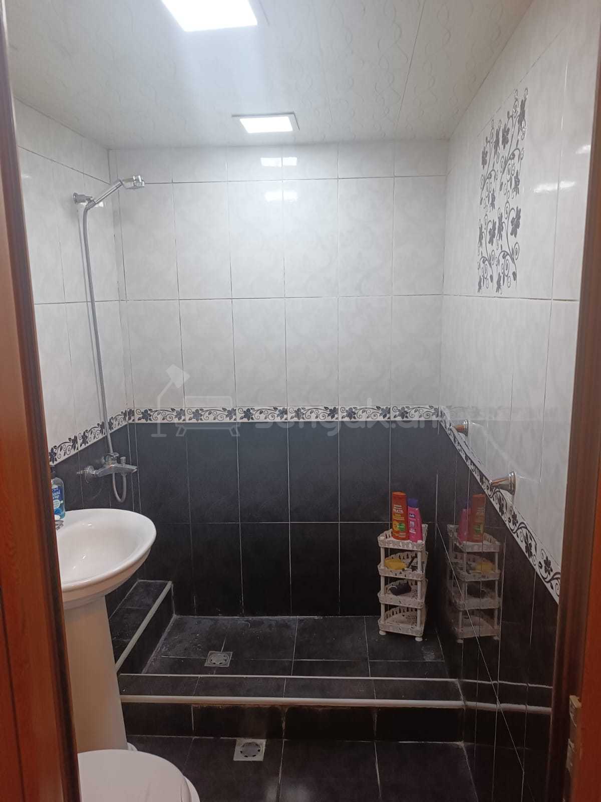 3 Սենյականոց Բնակարան Քարե Շենքում, 43քմ, 2/4 հարկ, Կապիտալ Վերանորոգված