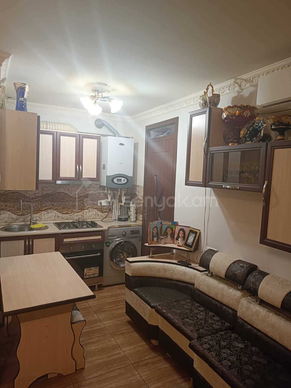 3 Սենյականոց Բնակարան Քարե Շենքում, 43քմ, 2/4 հարկ, Կապիտալ Վերանորոգված