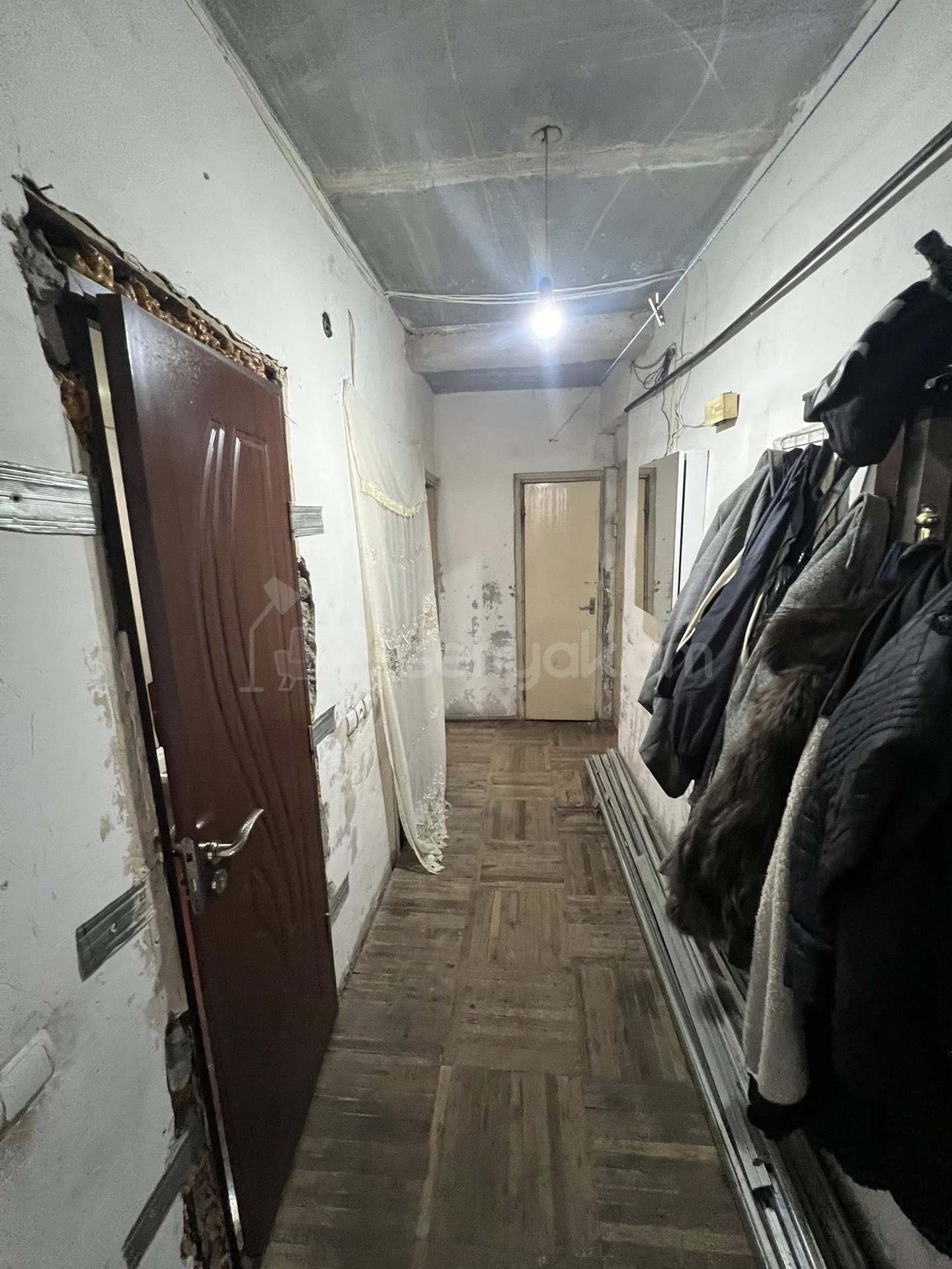 4 Սենյականոց Բնակարան Քարե Շենքում, 125քմ, 4/5 հարկ, Պետական Վիճակում