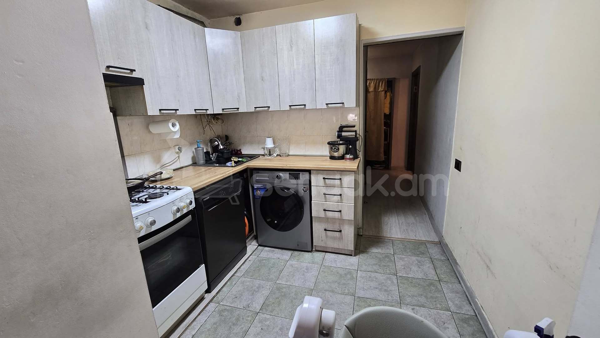 4 Սենյականոց Բնակարան Քարե Շենքում, 73քմ, 1/4 հարկ, Նորմալ Վիճակում