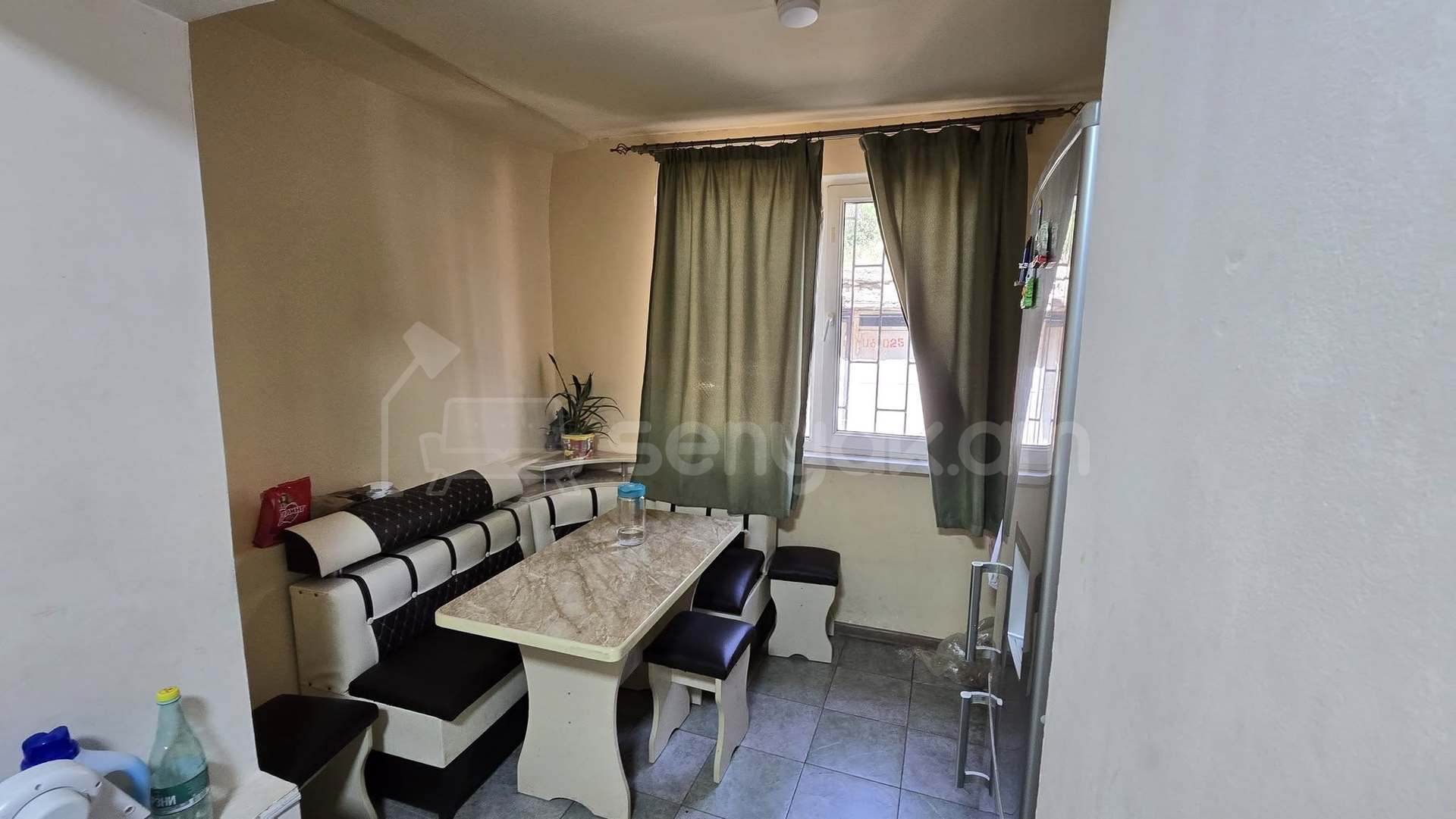 4 Սենյականոց Բնակարան Քարե Շենքում, 73քմ, 1/4 հարկ, Նորմալ Վիճակում