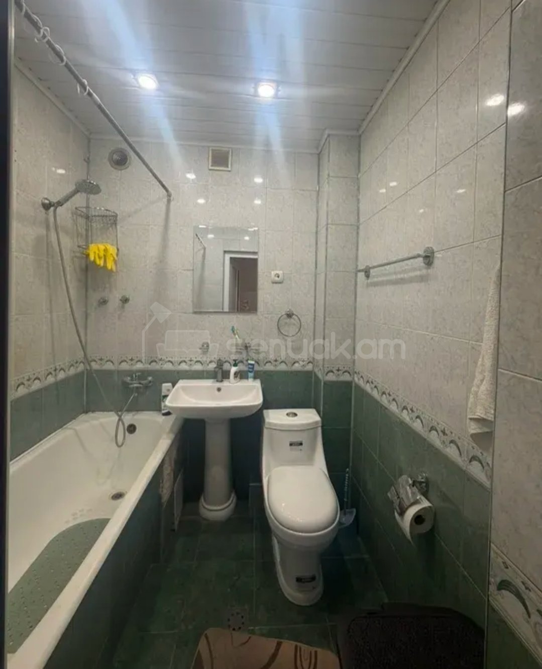 3 Սենյականոց Բնակարան Քարե Շենքում, 56քմ, 1/5 հարկ, Նորմալ Վիճակում, Կահավորված, Արևկող