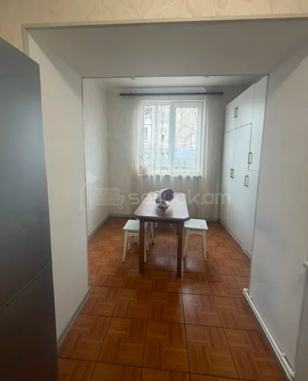 3 Սենյականոց Բնակարան Քարե Շենքում, 56քմ, 1/5 հարկ, Նորմալ Վիճակում, Կահավորված, Արևկող